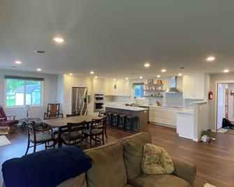 Lakefront house on beautiful Shell Lake, come and relax. - Shell Lake