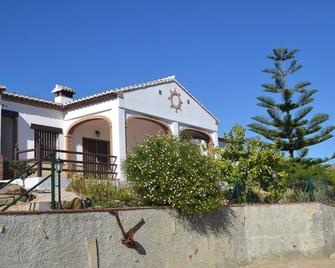 Stay in Huetor, Rural Tourism in the Heart of Andalusia - Viñuela - Edificio