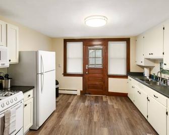 Cozy & Centrally Located - Libertyville - Kitchen