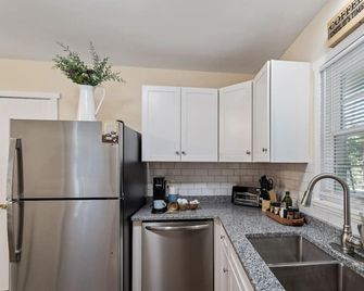 Walk Downtown - Private Retreat w King Bed - Fuquay-Varina - Cocina
