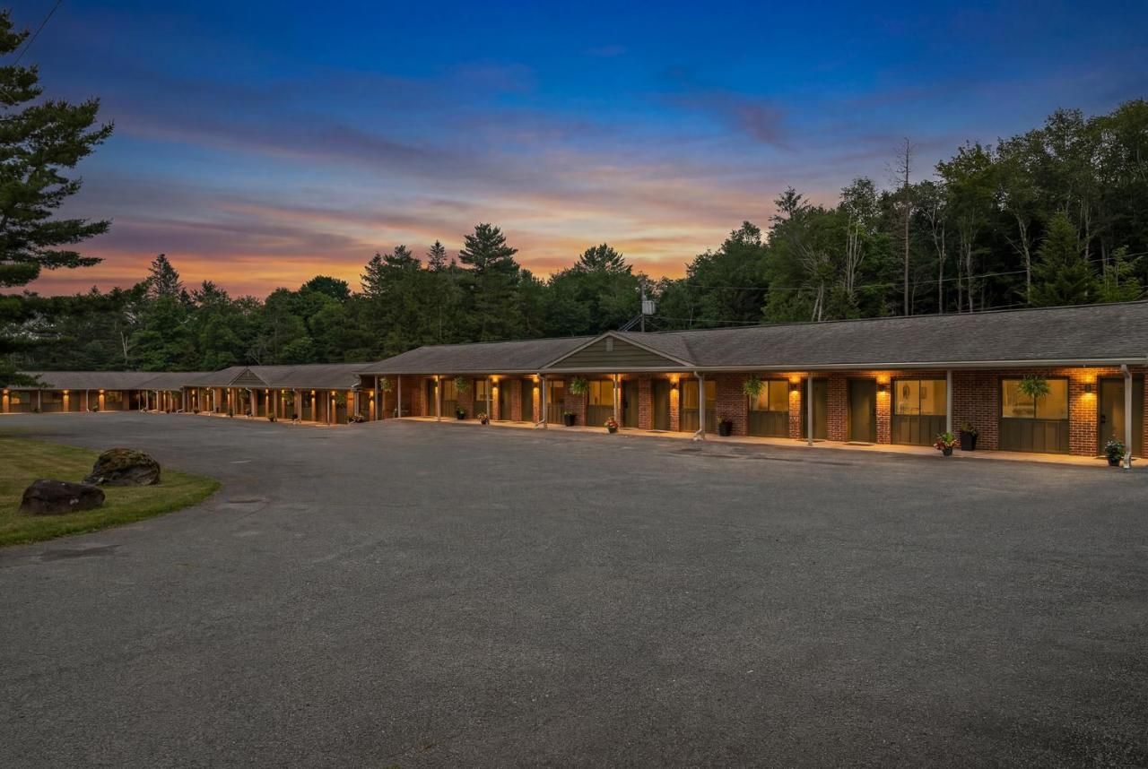 Sullivan Trail Inn & Suites