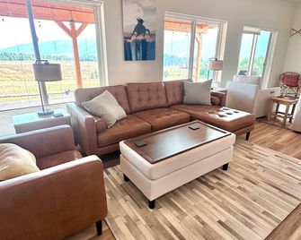 Adventure Basecamp Modern Alpine Home Near Jackson - Alpine - Living room