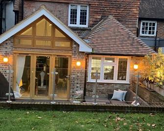 Cosy Stylish Cottage in The Surrey Hills, sleeps 6 (can+2 annex) - Dorking - Building