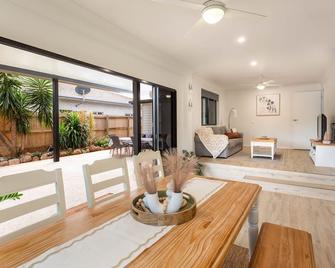 Beautifully Renovated Beachside Family Home - Yeppoon - Jídelna