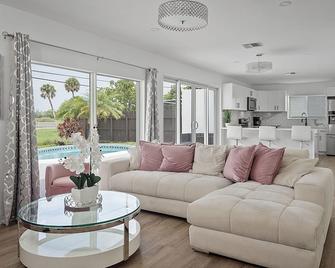 Dreamy 4BR Getaway with Private Pool & Luxe Patio in Miramar! - Miramar - Living room