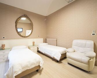 Hotel Globo Suite - Sanremo - Schlafzimmer