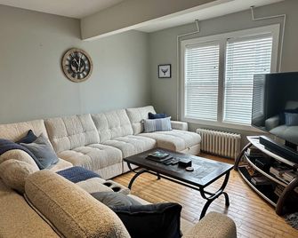 Downtown Getaway - 3 Bedrooms, 2.5 Baths - St. John's - Phòng khách
