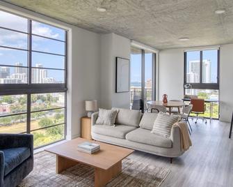 Welcoming Wynwood 2BR w/ Gym & Roof Pool, nr Midtown, by Blueground - Miami - Living room