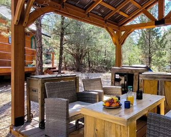 Live Simply Cabin, Walking distance to East Zion trails - Orderville - Patio