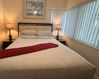 Billy's Resort-Clothing Optional-Male Only - Wilton Manors - Bedroom