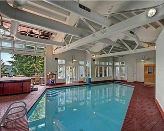 3br urban oasis with lake views, swimming pool, hot tub, steam shower and sauna. - Seattle - Pool