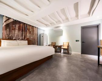 Hotel New Evergreen - Mokpo - Bedroom