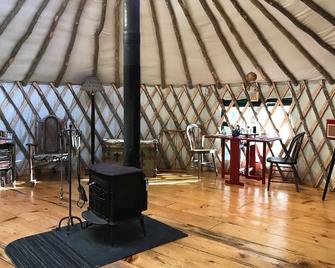 Unique lodging in the wilderness. Off the grid location great place to disconnect and enjoy nature. Access via foot or other in wintertime. - Conway