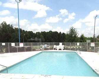 Travel Inn - Greensboro - Piscina