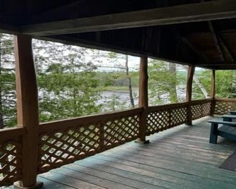 2 Bedroom Riverside Cabin - The Forks - Balcony