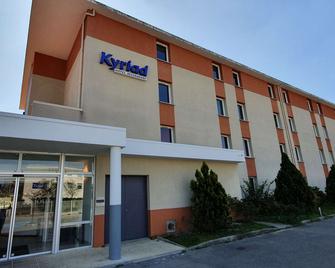 Kyriad Aix Les Milles - Plan de Campagne - Bouc-Bel-Air - Building