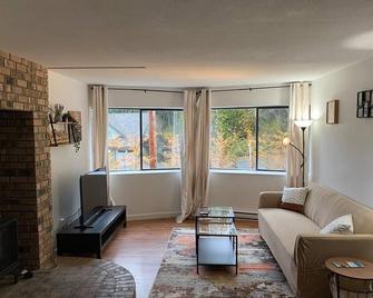 Spacious self contained one bedroom suite near departure bay beach - Nanaimo - Living room