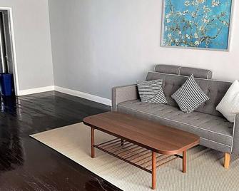 Remodeled rental in the heart of Los Angeles - West Hollywood - Living room