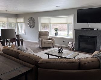 Sparkling Clean, Ideal Location includes use of Indoor & Outdoor Pools - Fish Creek - Wohnzimmer