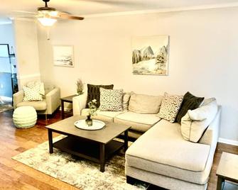 Spring River Getaway - Hardy - Living room