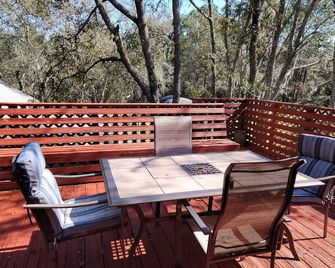 Hidden hideaway minutes to boat ramps, restaurants and beach - Homosassa - Restaurant