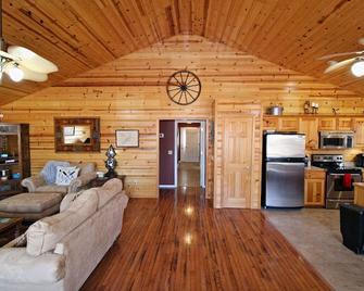 Grand Lake Cabin Retreat - Lake, Dock, & Woods - Vinita - Living room