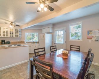 Large Spacious Beach Home, Deck, BBQ, One Block to the Beach and the Promenade - Seaside - Salle à manger