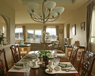 Sleeping Bulldog Bed and Breakfast - Seattle - Dining room