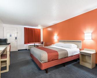 Travelodge by Wyndham Lansing - Lansing - Bedroom