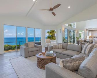 Honu Awa: Upscale Oceanfront Home w/ Pool, AC & Cliffside Views - Princeville - Salon