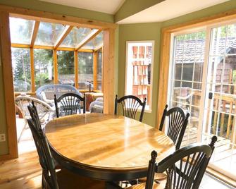 Handsome Dan's at Otter Point - Sooke - Sala de jantar