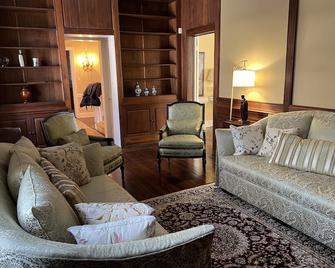 Lovely 4-bedroom estate in brilliant Owings Mills \n23 miles from John Hopkins - Owings Mills - Living room