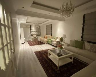 Luxury Arrawdah Apartment Jeddah - Jeddah - Living room