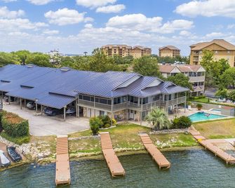 This condo is just steps to Lake LBJ, sleeps 10 and is walking distance to the H - Horseshoe Bay - Edificio