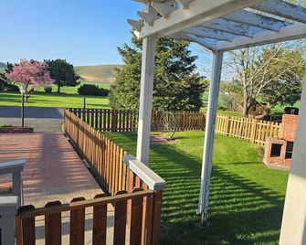 Charming 5-bedroom farmhouse with a great yard in delightful Waitsburg - Waitsburg - Balkón