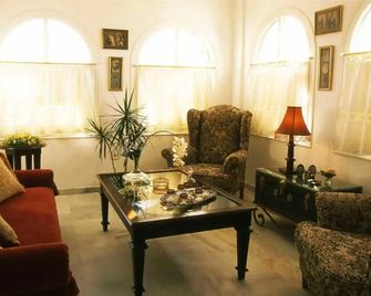 Antirides Hotel - Naousa - Oleskelutila