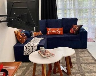 Lux Suites Kiamboni Apartments - Nakuru - Living room