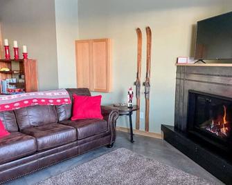 Apex Mountain ~ The Wooden Nickel - Penticton - Living room
