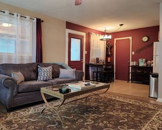 Cozy house-walking distance to downtown Black Mountain. - Black Mountain - Wohnzimmer