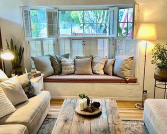 Peaceful fami fave home w/ hot tub, AC, near beach! - San Diego - Wohnzimmer