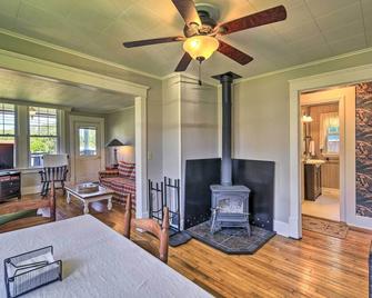 Cozy Damascus Cottage with Porch and Trail Access! - Damascus - Bedroom