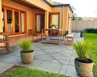 Grand retreat in peaceful street - Wodonga - Patio