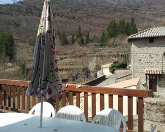 Character house in Antraigues country - Laviolle - Patio
