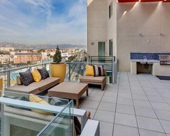 Trendy Mid-Hollywood Home (Dtla View+free Parking) 10mins to Universal Studios - Los Ángeles - Balcón