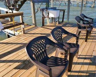 Shangri-La Fish Camp & Private Pier - Riviera
