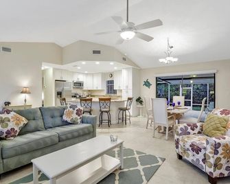 Marco Island Home Walk to the Beach! - Marco Island - Sala de estar