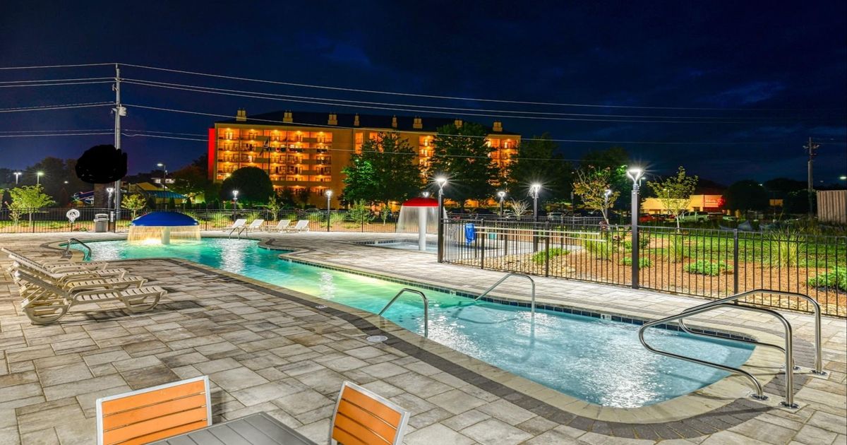 Holiday Inn Express & Suites Pigeon Dollywood €84. Pigeon