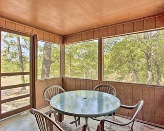 Cozy, Secluded Davis Cabin on 60 Wooded Acres - Davis - Comedor