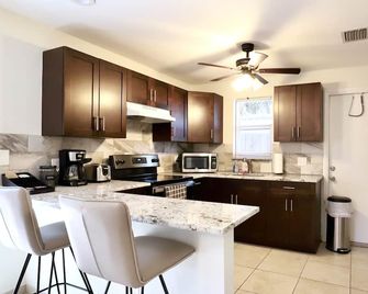 Victoria's Den-Close to airport, Cruiseport, Whole Foods - Fort Lauderdale - Küche