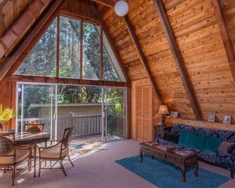 Fall Special! Hale Nene Volcano A-Frame Cottage with Hot Tub - Volcano - Sala de estar